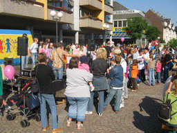 gal/2005/2005 Weltkindertag/2005 Weltkindertag 20.9 vor Karstadt inn Borbeck 028.jpg